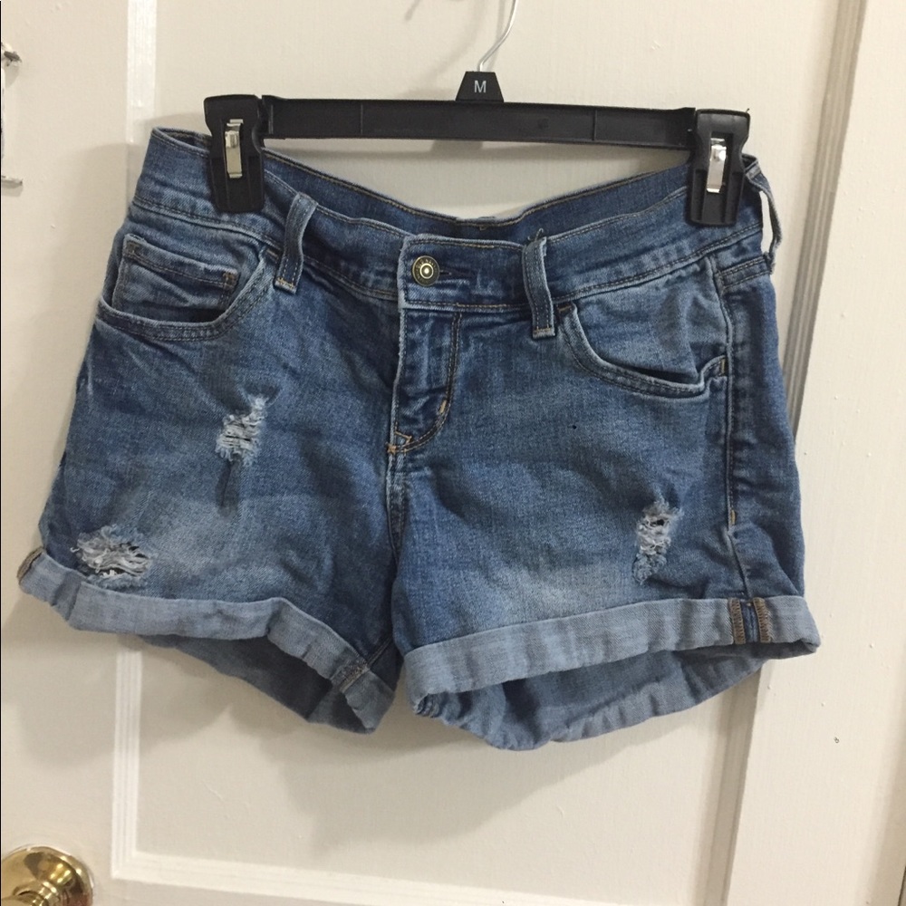 Distressed short jean shorts